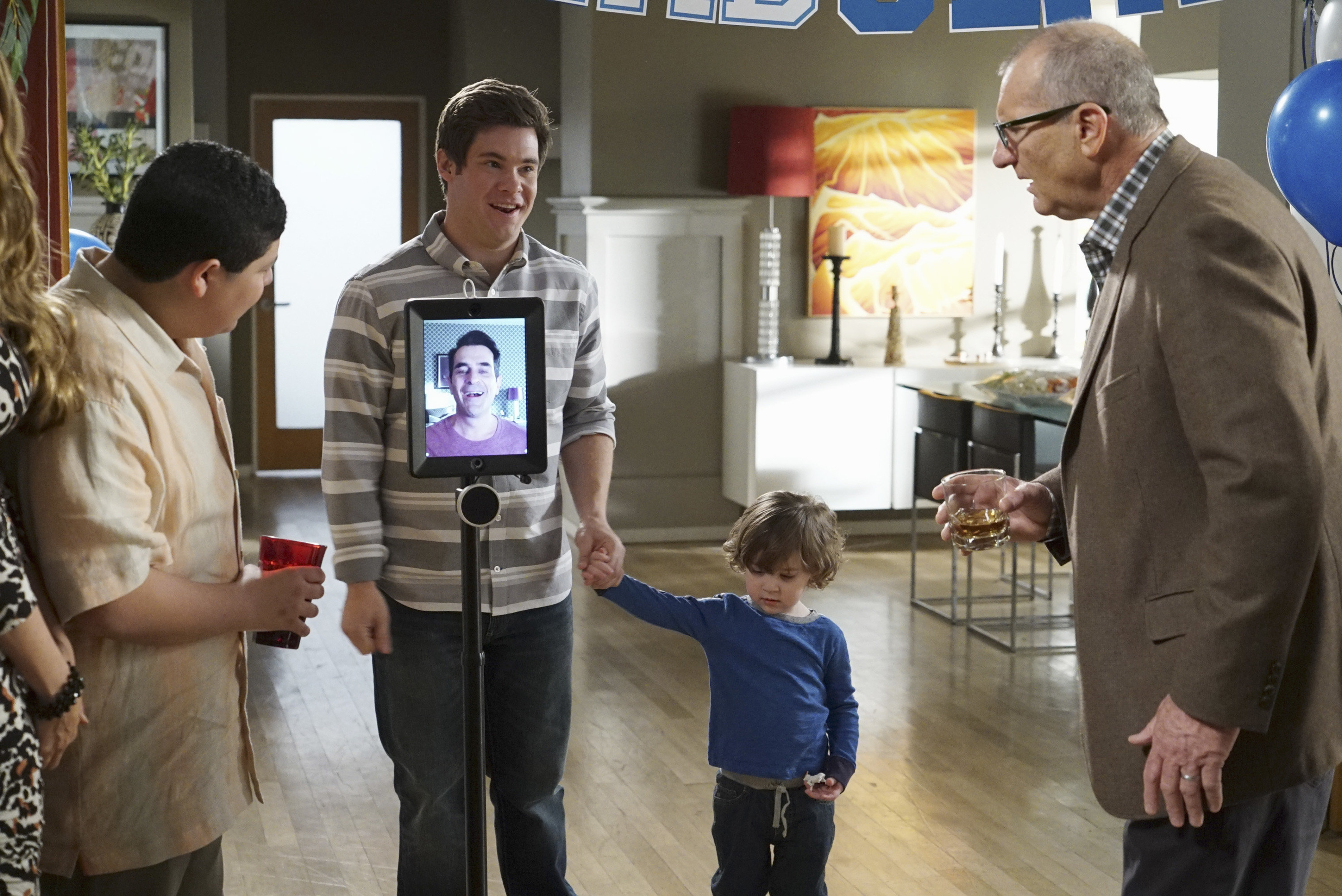 5 Reasons You Need to Watch the Modern Family Season 6 Finale | Modern ...