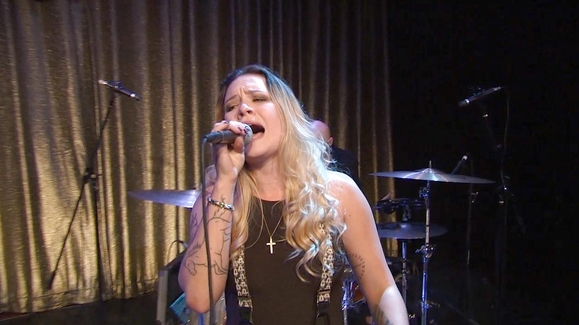 LoLo performs Not Gonna Let You Walk Away on The Bachelor