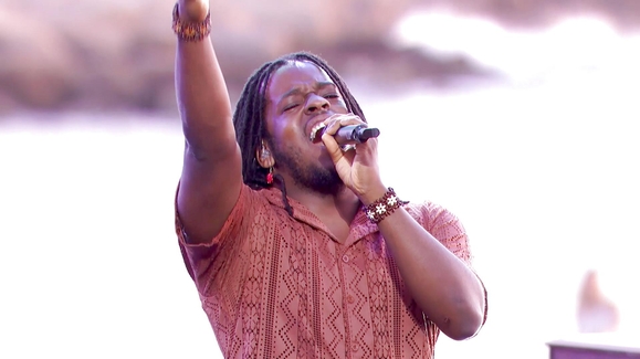 Desmond Roberts Grooves to Stevie Wonder's 'Do I Do' on American Idol