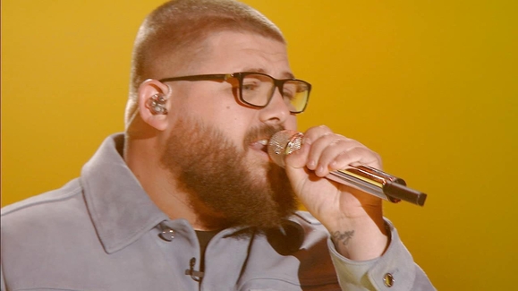 Che Chesterman Covers John Lennon's 'Jealous Guy'