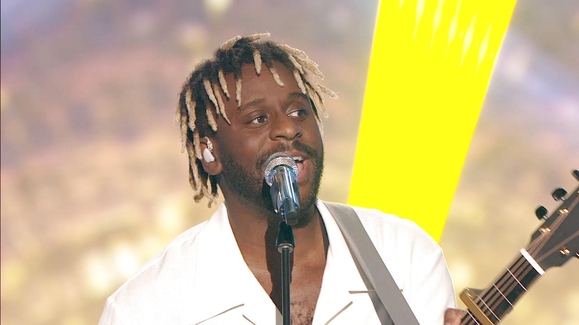 Myles Smith Joins Che and Filo For 'Stargazing' and Performs 'Nice to Meet You'