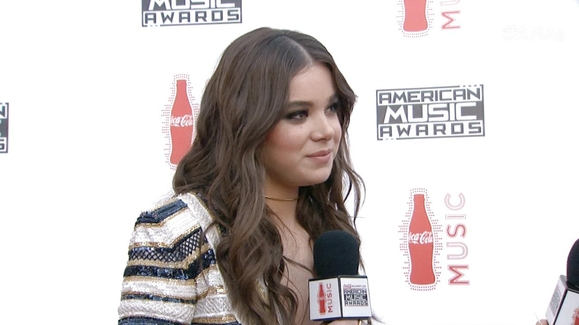Hailee Steinfeld Red Carpet Interview - AMAs 2015