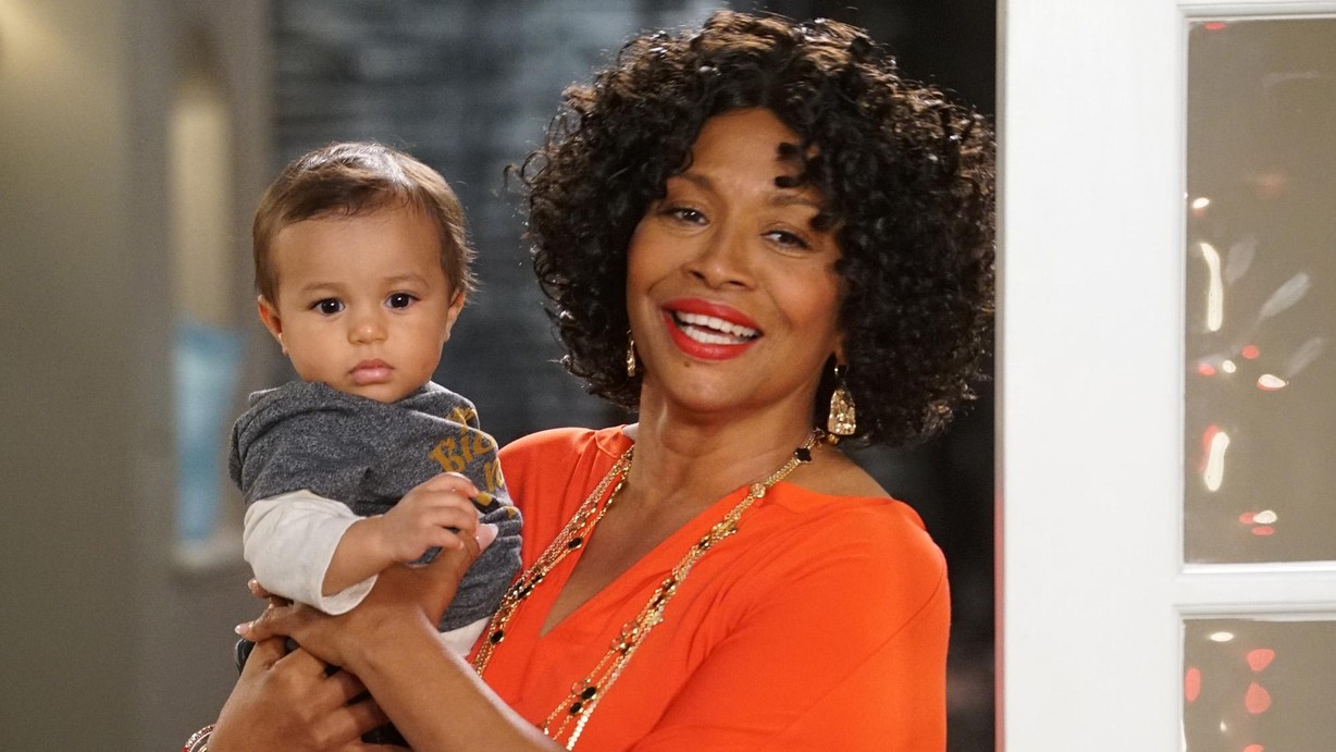 Watch blackish Season 3 Episode 10 Just Christmas, Baby Online