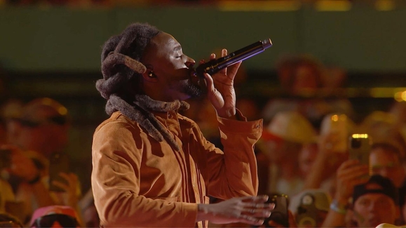 WATCH: Shaboozey Performs A Bar Song (Tipsy) At CMA Fest 2024 Video ...