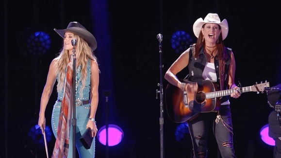 Lainey Wilson and Terri Clark Perform Poor, Poor Pitiful Me at CMA Fest 2024