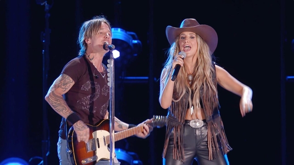 MIRA: Keith Urban y Lainey Wilson interpretan GO HOME WU en el CMA Fest 2024 Video | CMA Fest