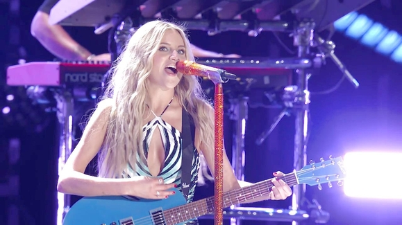 Kelsea Ballerini Performs 'Baggage' at CMA Fest 2025