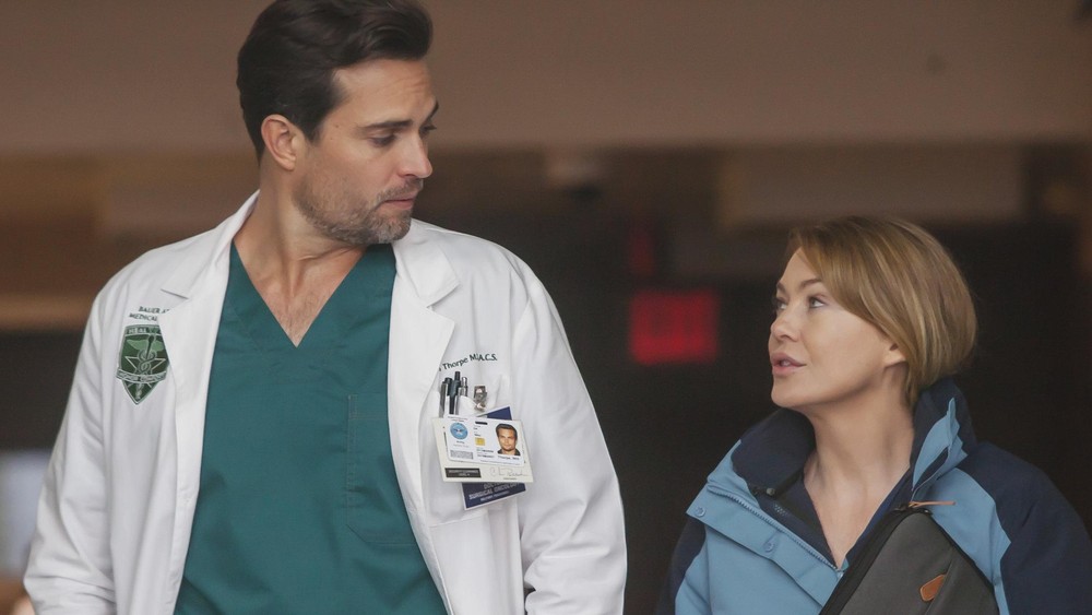 Grey’s Anatomy Recap: Meredith Gives Her Number to a Hot Doctor (Guest