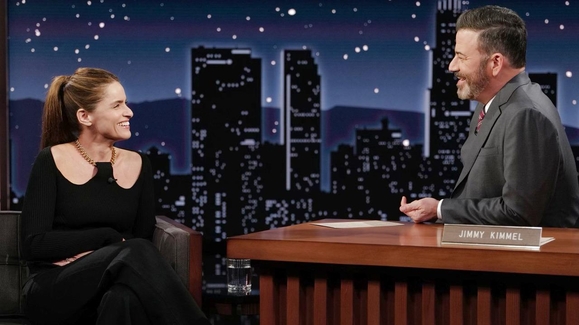 WATCH Amanda Peet On Getting Roasted By Her Babe And Spit Take Challenge With BFF Sarah