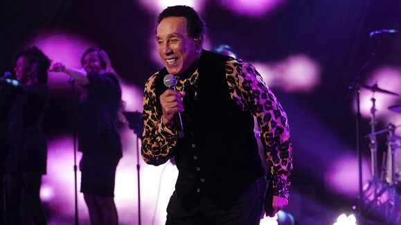 Smokey Robinson – Be Thankful For What You Got