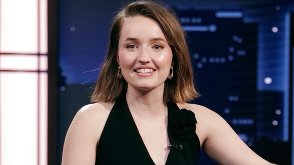 Kaitlyn Dever on The Last of Us, Shocking Death Scene with Pedro Pascal and Spider Bite on Her Face