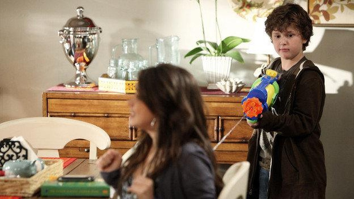 Watch Modern Family Season 2 Episode 11 Slow Down Your Neighbors Online