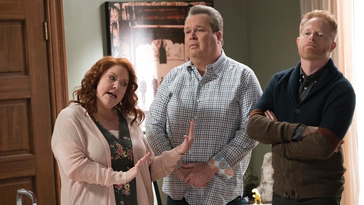 Watch Modern Family Season 10 Episode 11 A Moving Day Online