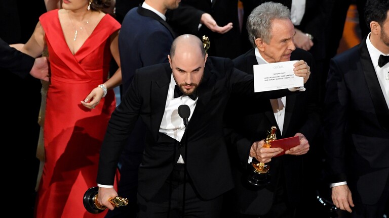 Moonlight Wins Best Picture After 17 Oscars Envelope Mishap The Oscars