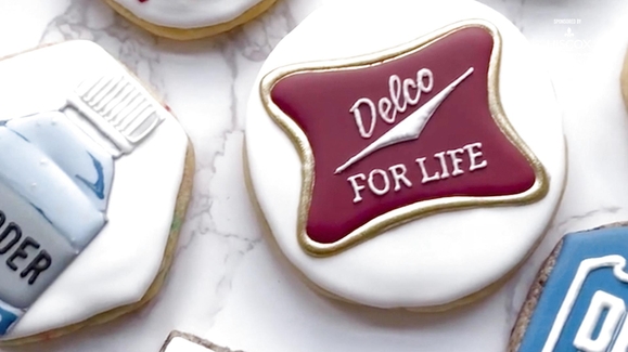 This professional cookie decorator is creating one of kind desserts