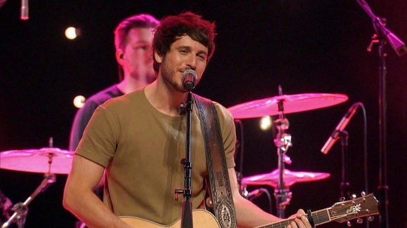 Morgan Evans Performs 'Kiss Somebody' for Becca and Leo