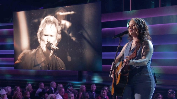 Ashley McBryde tribute to Kris Kristofferson - 'Help Me Make It Through The Night'