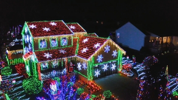 The Great Christmas Light Fight 2022 Windermere Fl Watch: Koors Family Creates A Painting In Lights Video | The Great  Christmas Light Fight