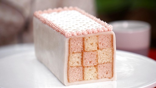 Baking a Battenberg cake – License Images – 12576009 ❘ StockFood