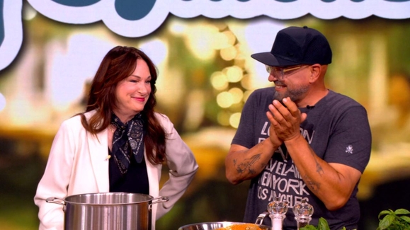 Liz and Michael Symon on finding love through food and new series 'Simply Symons'