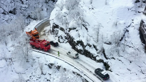 Watch Ice Road Rescue Season 5 Episode 6 Gridlock Hazard ...